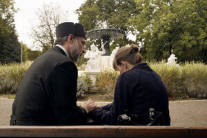 La comedia más singular del año viene de Rumanía y nadie debería perdérsela. ‘Kontinental ‘25’ es una sátira estupenda con política y dinosaurios