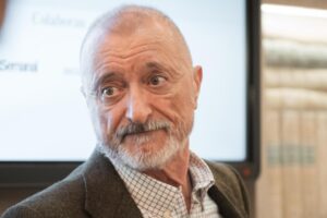 Pérez-Reverte anuncia un aplazamiento de sus jornadas sobre la Guerra Civil en Sevilla por amenazas