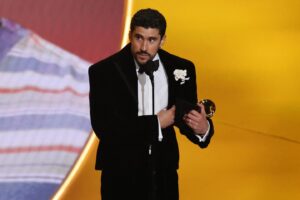 Bad Bunny gana el Grammy a mejor álbum con un disco en español y carga contra el ICE: "Somos humanos, no salvajes"