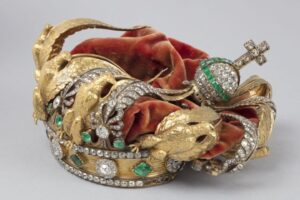 Aplastada pero reparable: así luce la corona de la emperatriz Eugenia que se les cayó a los ladrones del Louvre