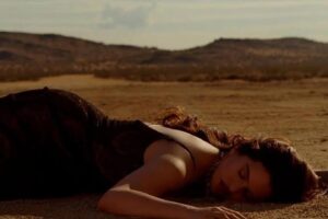 Rosalía publica el nuevo videoclip de 'Sauvignon Blanc': en el desierto y junto a una 'pareja invisible'