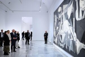 Batalla por el 'Guernica' de Picasso: el PNV presiona a Urtasun y Ayuso considera la maniobra una "catetada"