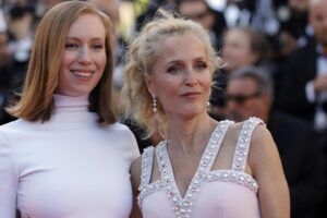 Festival de Cannes: Hannah Einbinder y Gillian Anderson llegan al orgasmo en el 'Campamento Miasma’