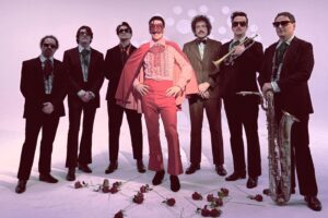 Tito Ramírez, el heredero enmascarado de James Brown y Pérez Prado: "Solo los más locos quedamos en pie"