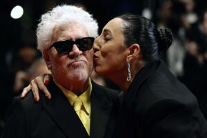 Almodóvar recibe, "muy emocionado", una gran ovación de Cannes por 'Amarga Navidad'