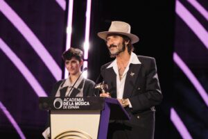 Una ausente Rosalía y Leiva, triunfadores de unos Premios de la Academia de la Música que homenajean a Serrat