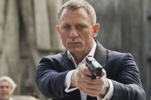 El guionista de la nueva película de James Bond da pistas sobre su aproximación al personaje: "Ha sobrevivido porque su esencia es como un diamante"
