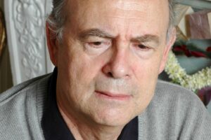 Crítica de 'La bailarina': la quintaesencia de Patrick Modiano, el fascinante transeúnte francés
