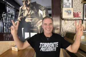 Benito Serrano, dueño del bar de 'Torrente Presidente': "Santiago Segura es un hombre muy agradable, pero muy serio. No es un personaje de Torrente"